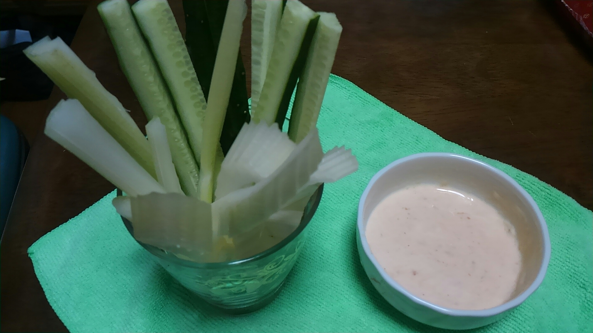 ディップソースで食べる野菜スティック