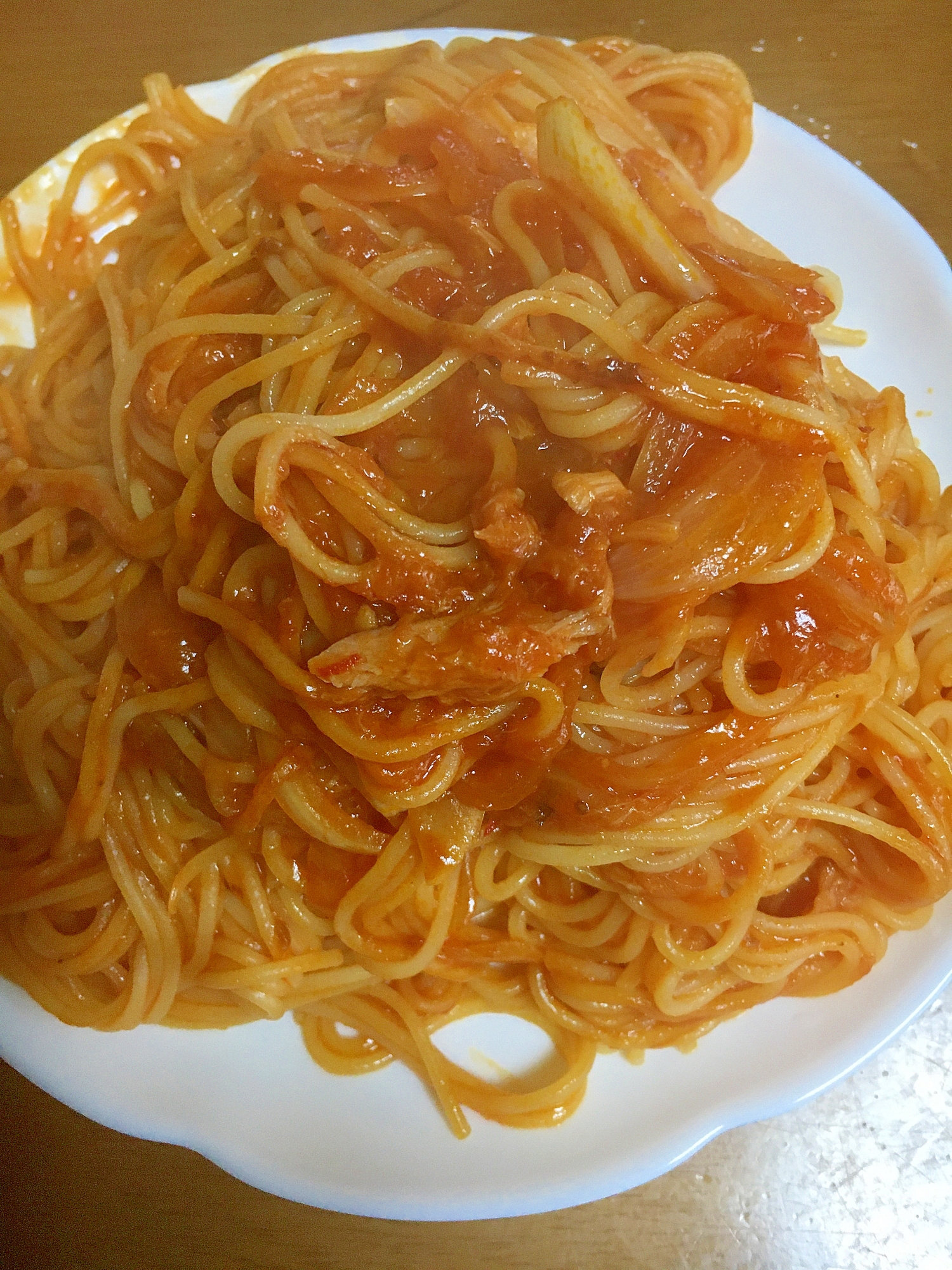 ツナの水煮と玉ねぎのピリ辛トマトパスタ