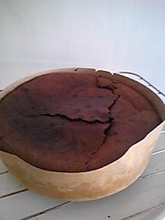 初めてガトーショコラを作りました。焼きたては結構膨らんでましたが、冷めると縮んでしまいました。