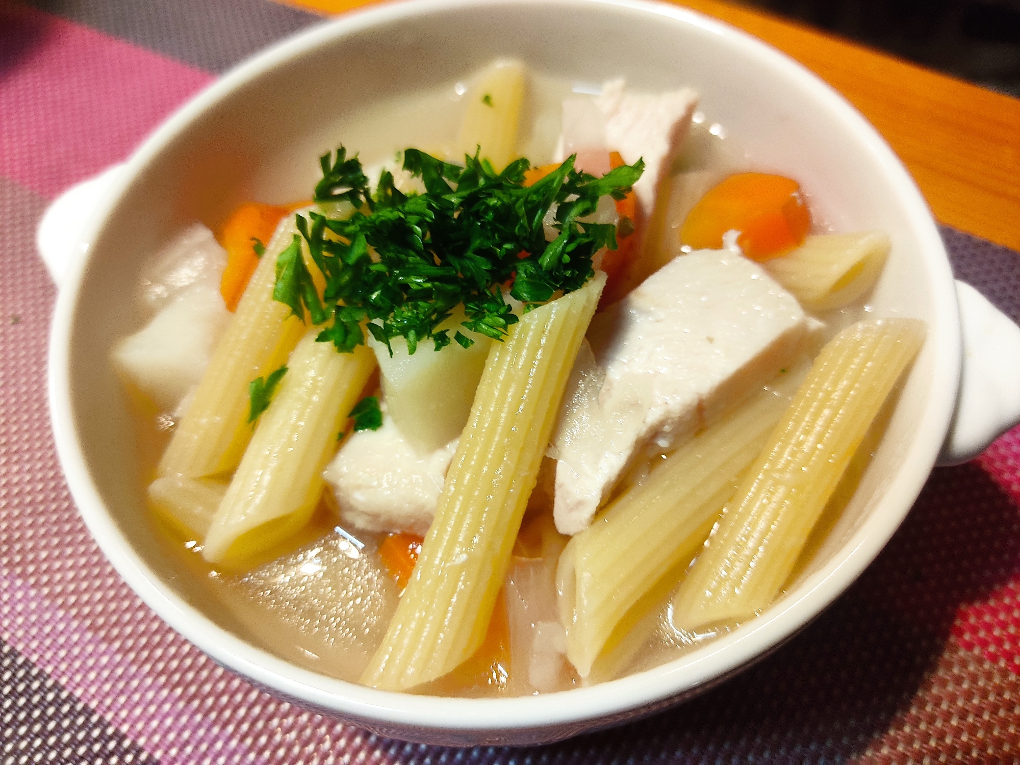 鶏ハムとマカロニのほっこり野菜スープ