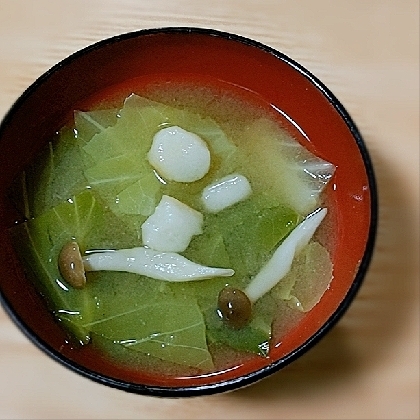 キャベツ・しめじ・お麩の味噌汁