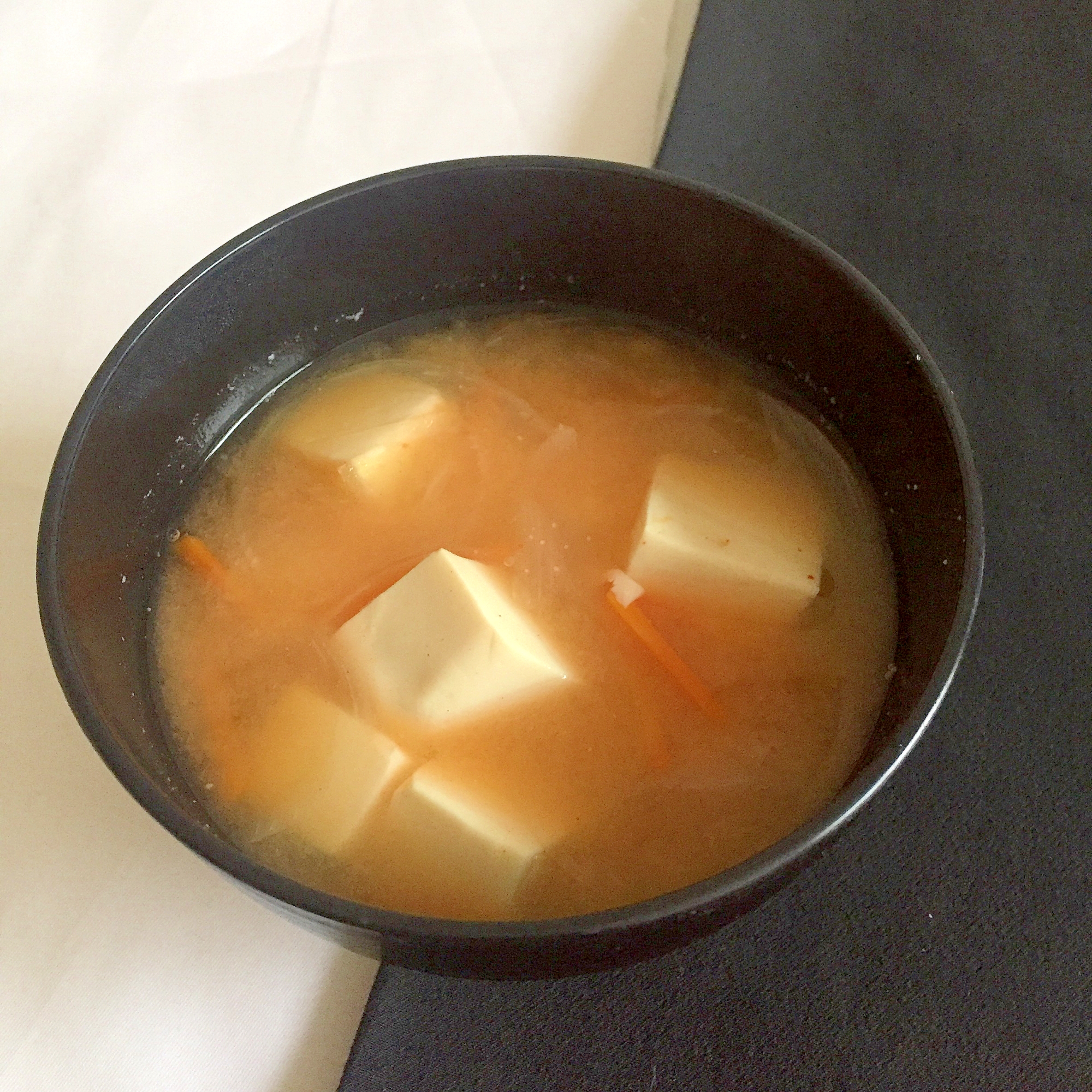 豆腐と玉ねぎ キムチ味のお味噌汁♪