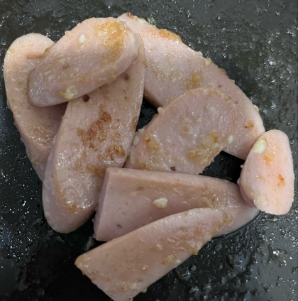 簡単おつまみ“魚肉ソーセージのマヨにんにくソテー”