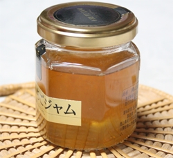 ガラス瓶に入った自家製レモンジャム