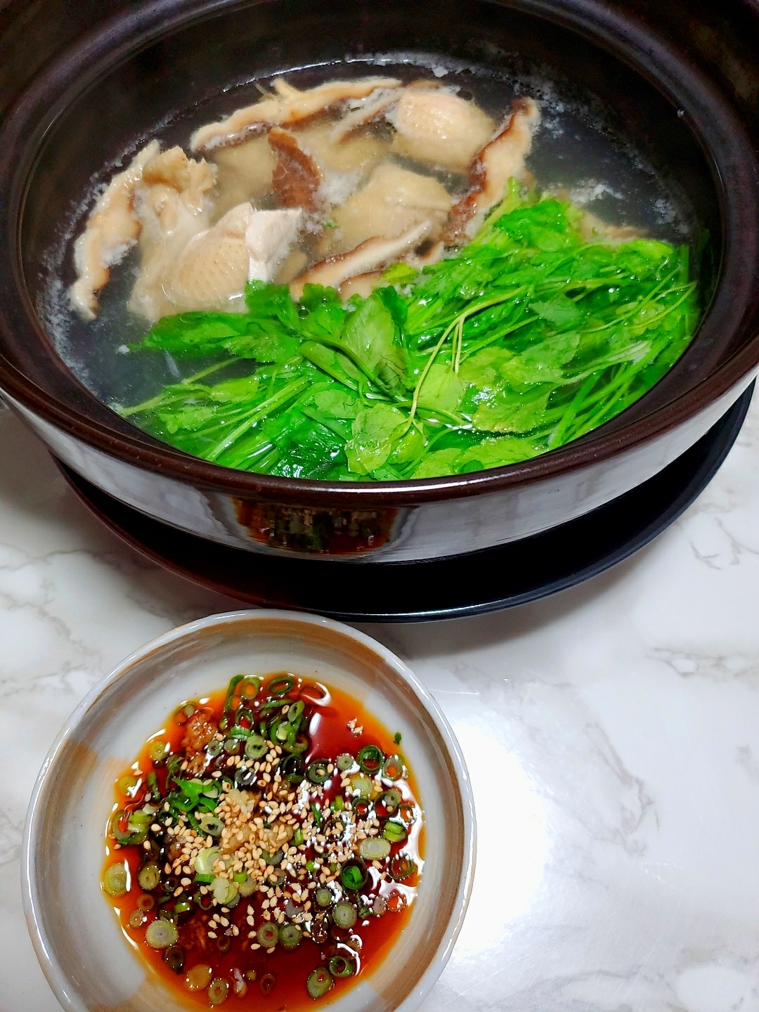 骨付き鶏とセリの水炊き