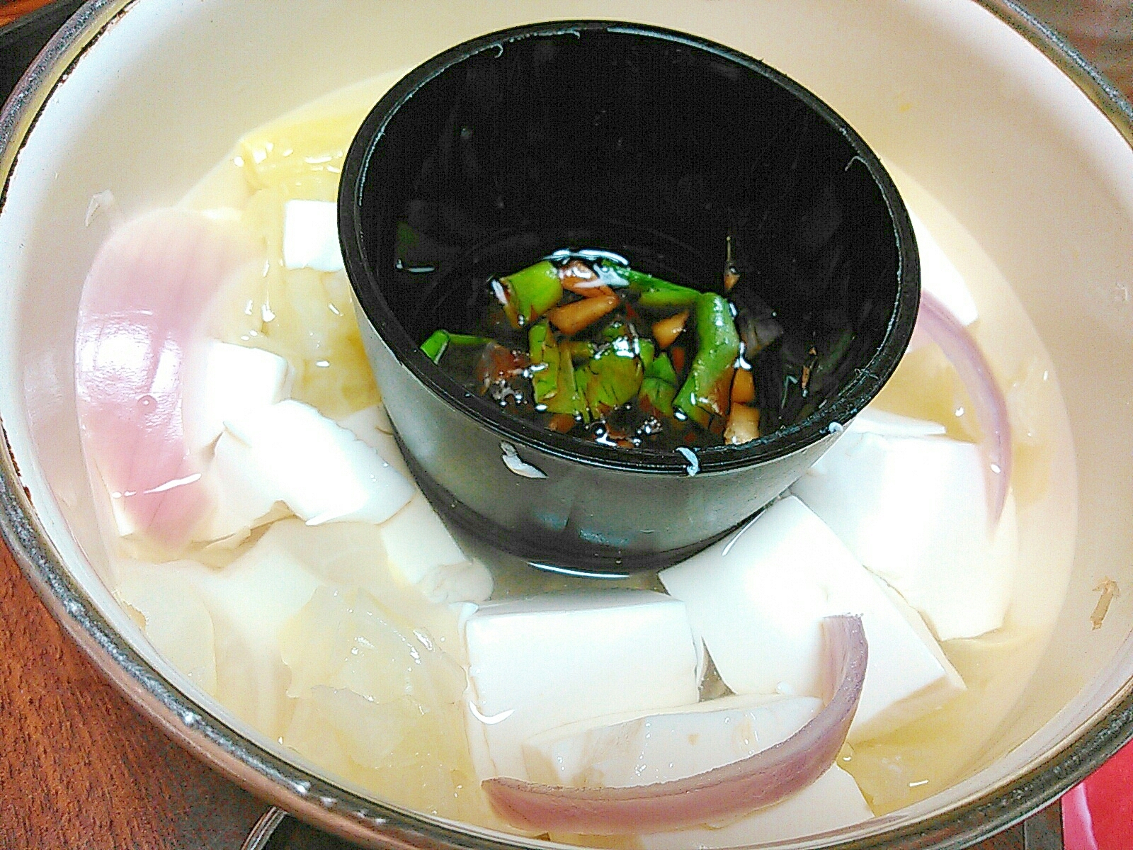 紫玉ねぎとキャベツの湯豆腐