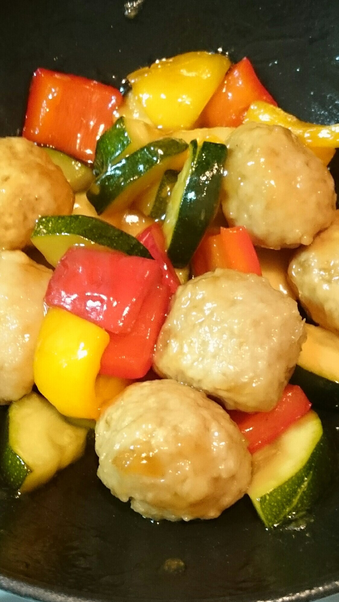 ストウブDe〜肉団子とパプリカの黒酢炒め レシピ・作り方 by