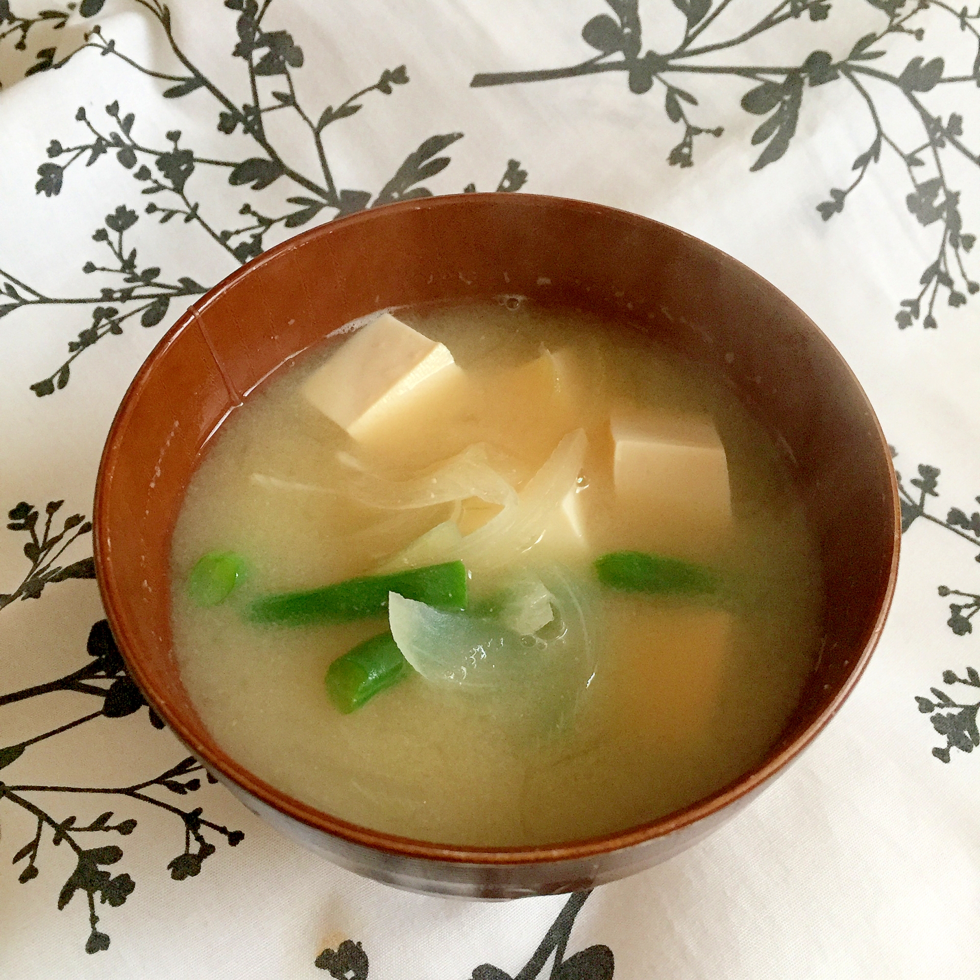 玉ねぎと豆腐とインゲンのお味噌汁♪