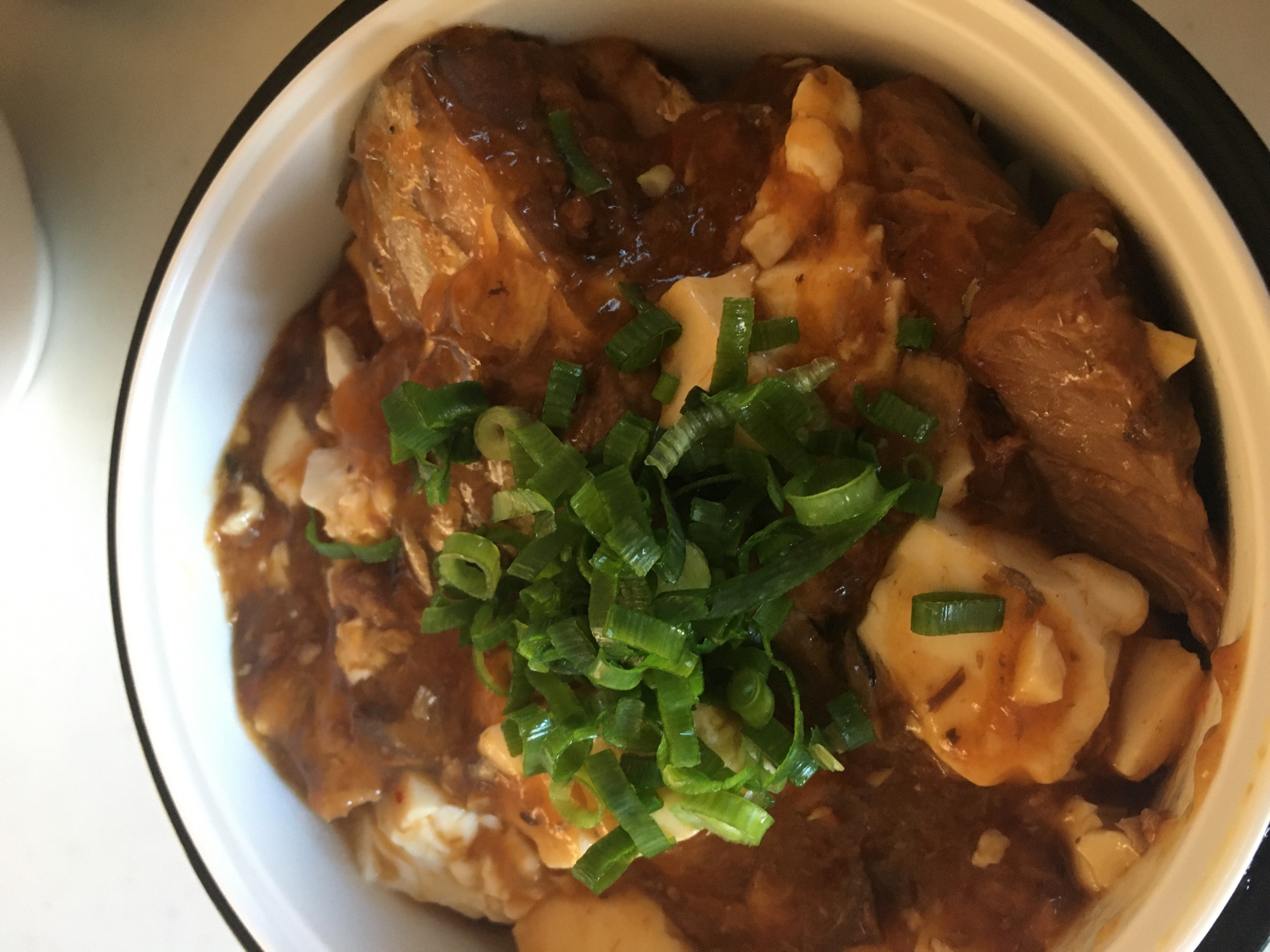 鯖味噌缶と豆腐のピリ辛丼