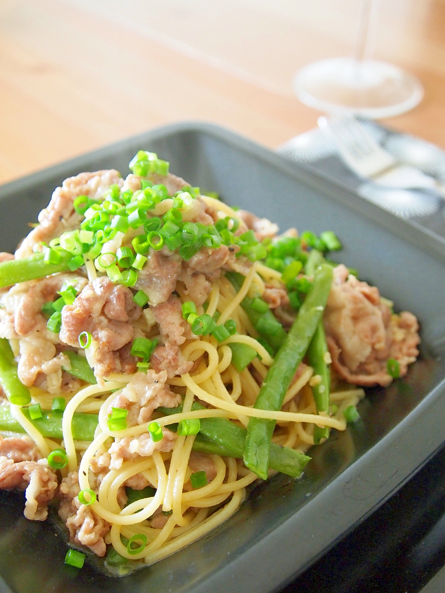 豚こま切れ肉といんげんの柚子こしょう風味パスタ