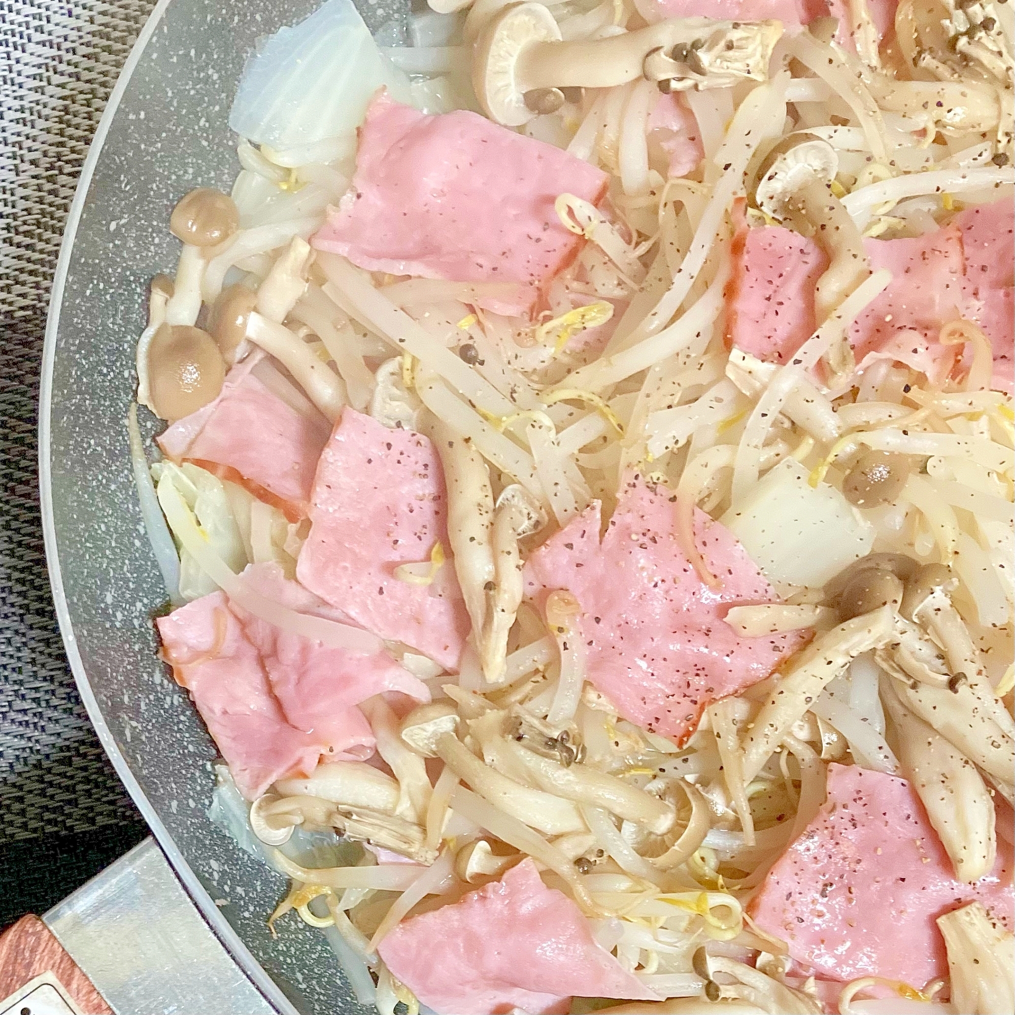 フライパンで 簡単白菜ともやしとベーコンの蒸し煮