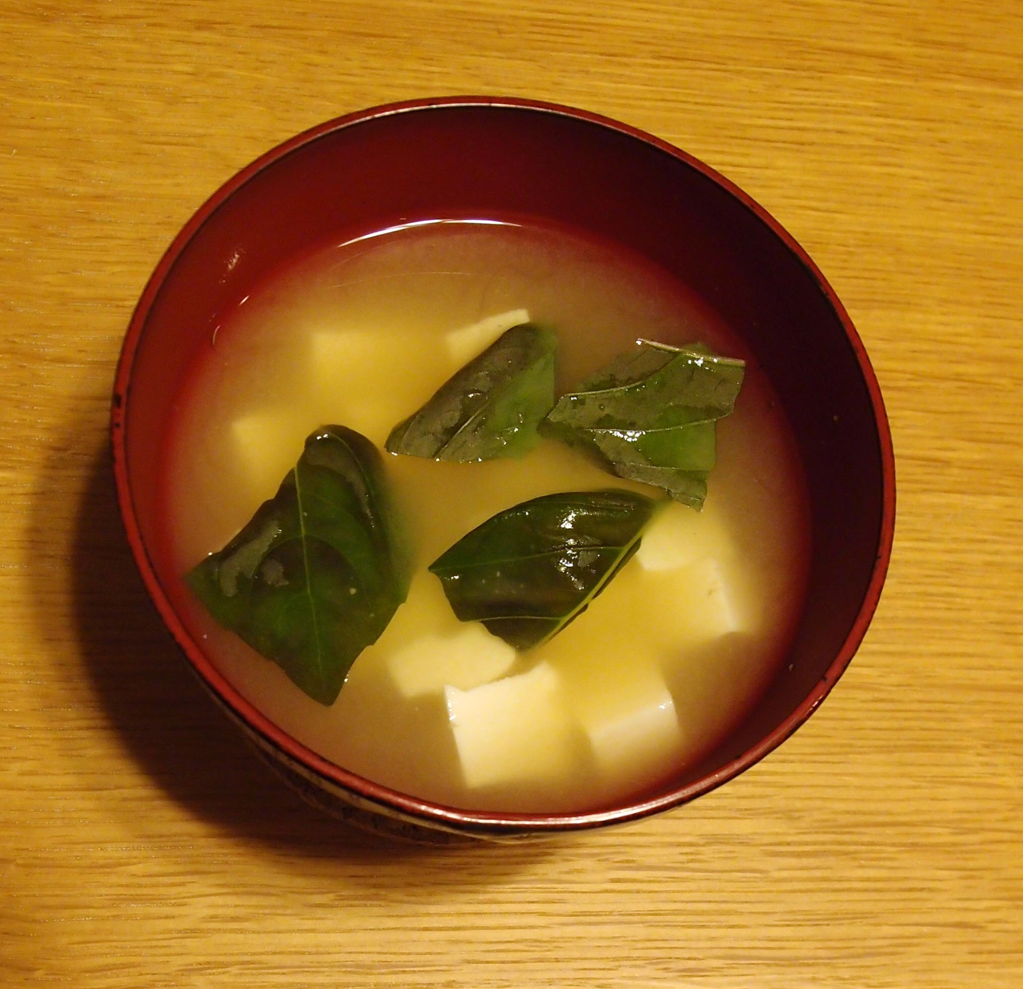 生バジルとお豆腐のお味噌汁