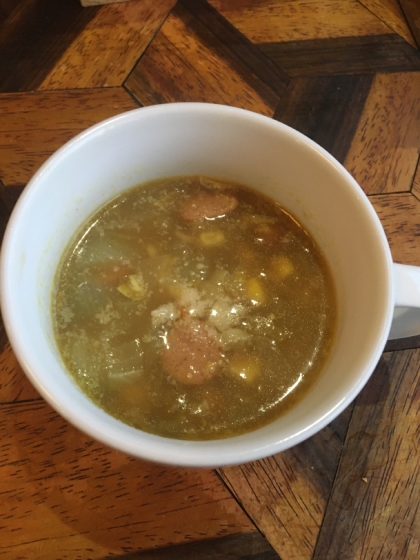 いつもカレーがお鍋に残ってもったいないと思っていましたが、こちらのレシピを見てスープにしてみました。具材は家にある物を入れたのですが、とても美味しかったです！