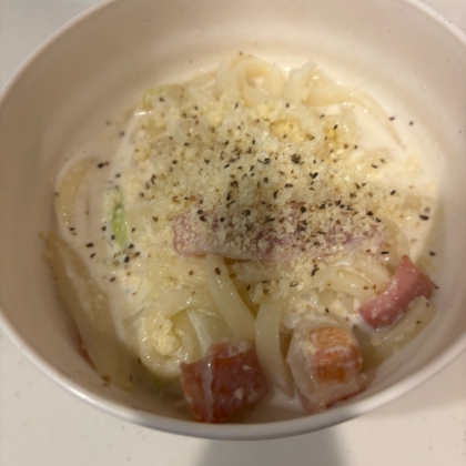 フライパンで簡単に！白菜とベーコンのクリームうどん