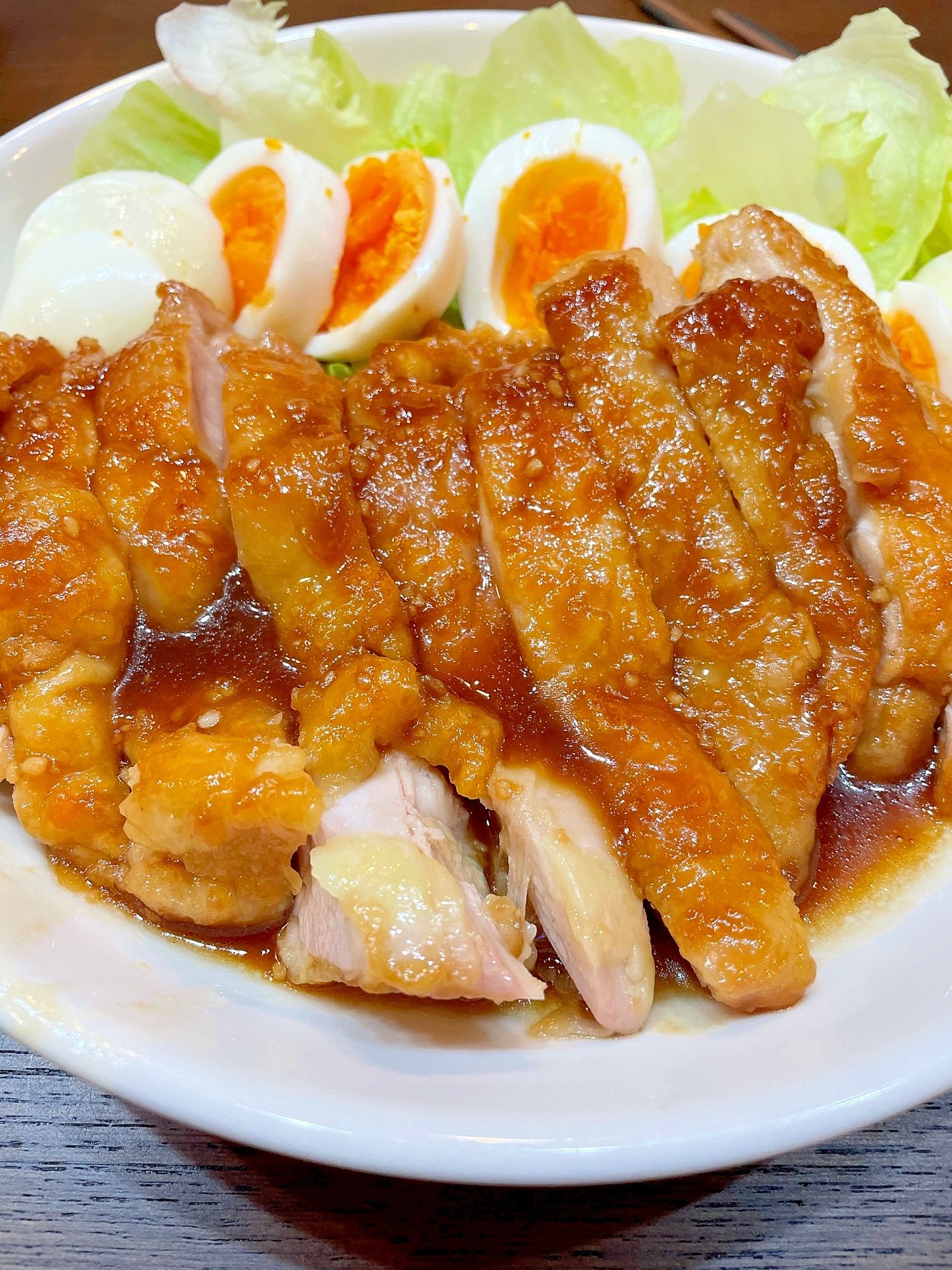 鳥もも肉のガーリック焼き玉子添え