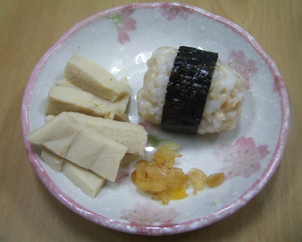 玄米おにぎり、高野豆腐の添え物