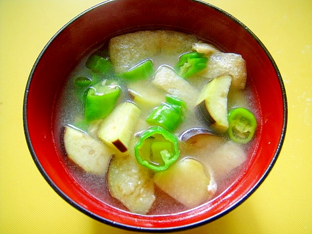 茄子と油揚げ万願寺唐辛子の味噌汁