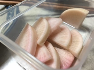 発色がちとイマイチだったかな？でもでも、薄らピンクのかわいい箸休めができたよぽりぽりおいしかったですドウモゴチソ様！