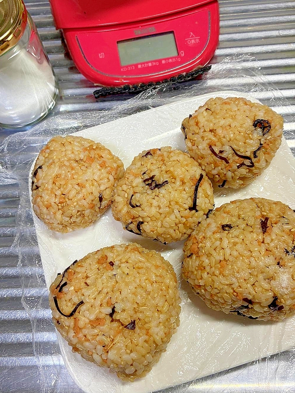 玄米ごはんでしゃき旨おにぎり♪鮭フレ塩昆布白ごま！