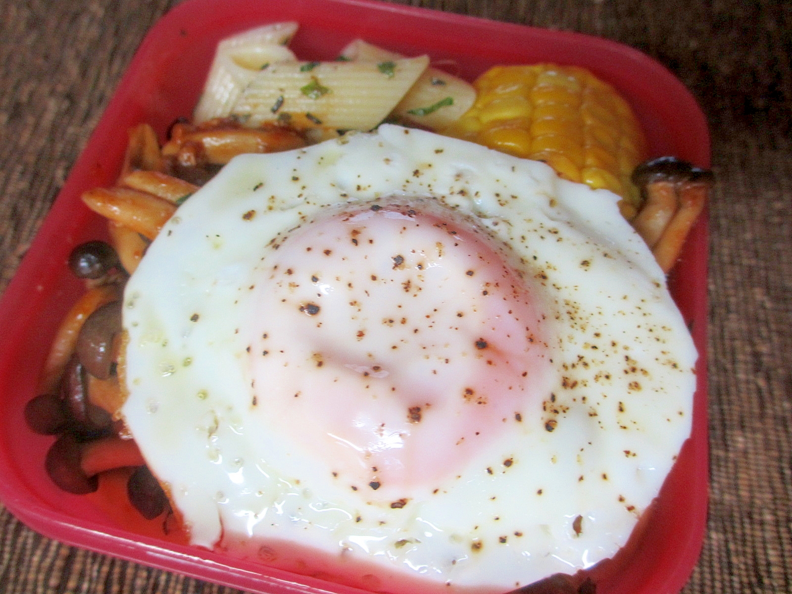 パスタ添え目玉焼きハンバーグ弁当