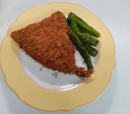 野菜とアジフライ<・))><