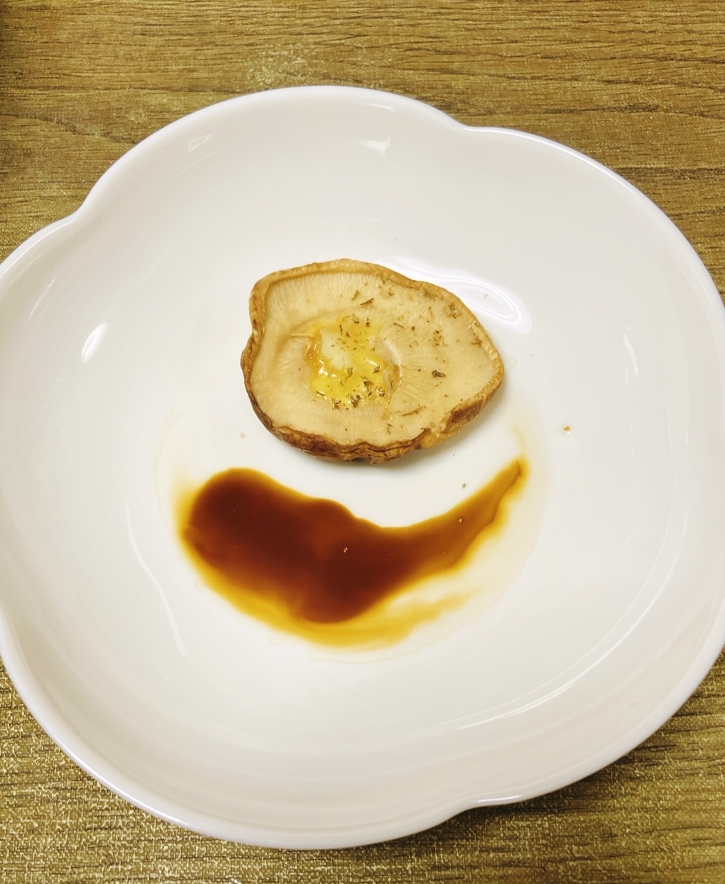 白い皿にのせたどんこのバターハーブ塩かけ