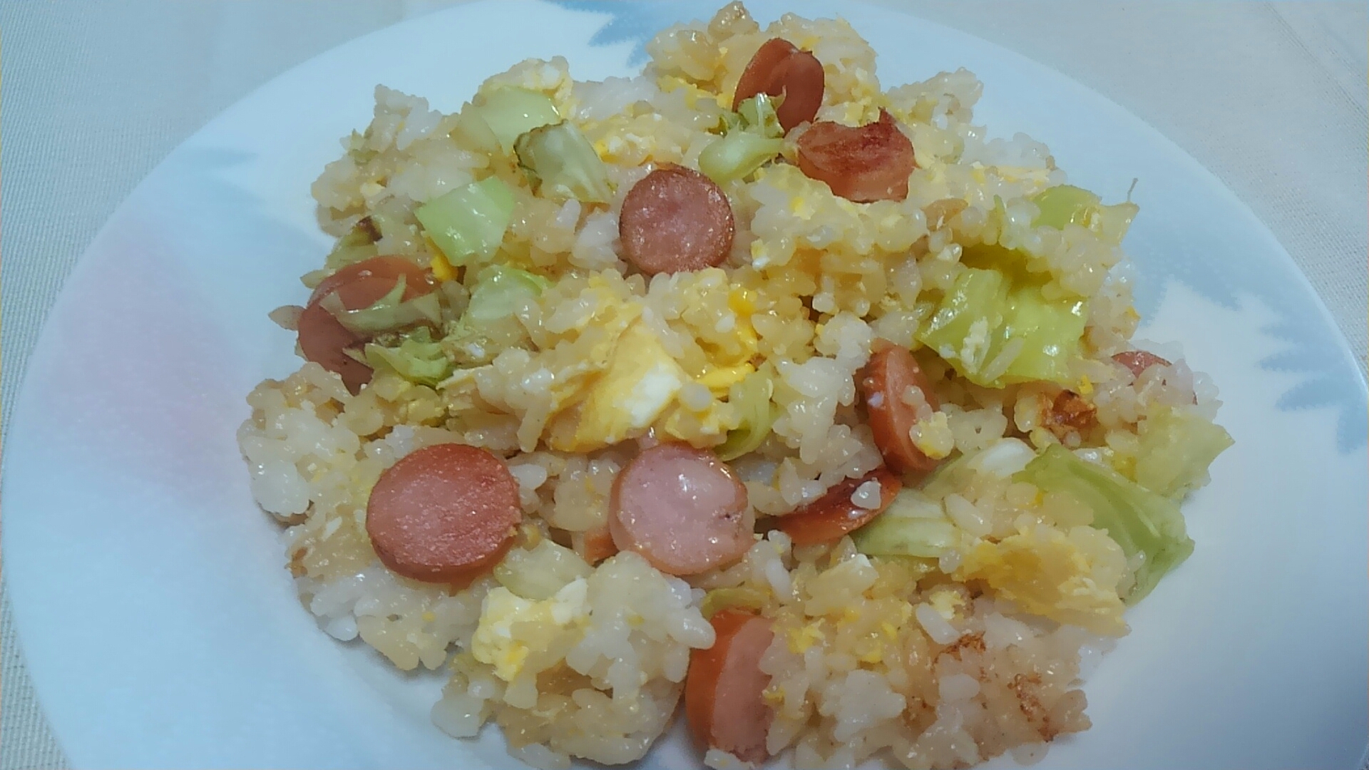 ウインナーとキャベツと卵のチャーハン＊