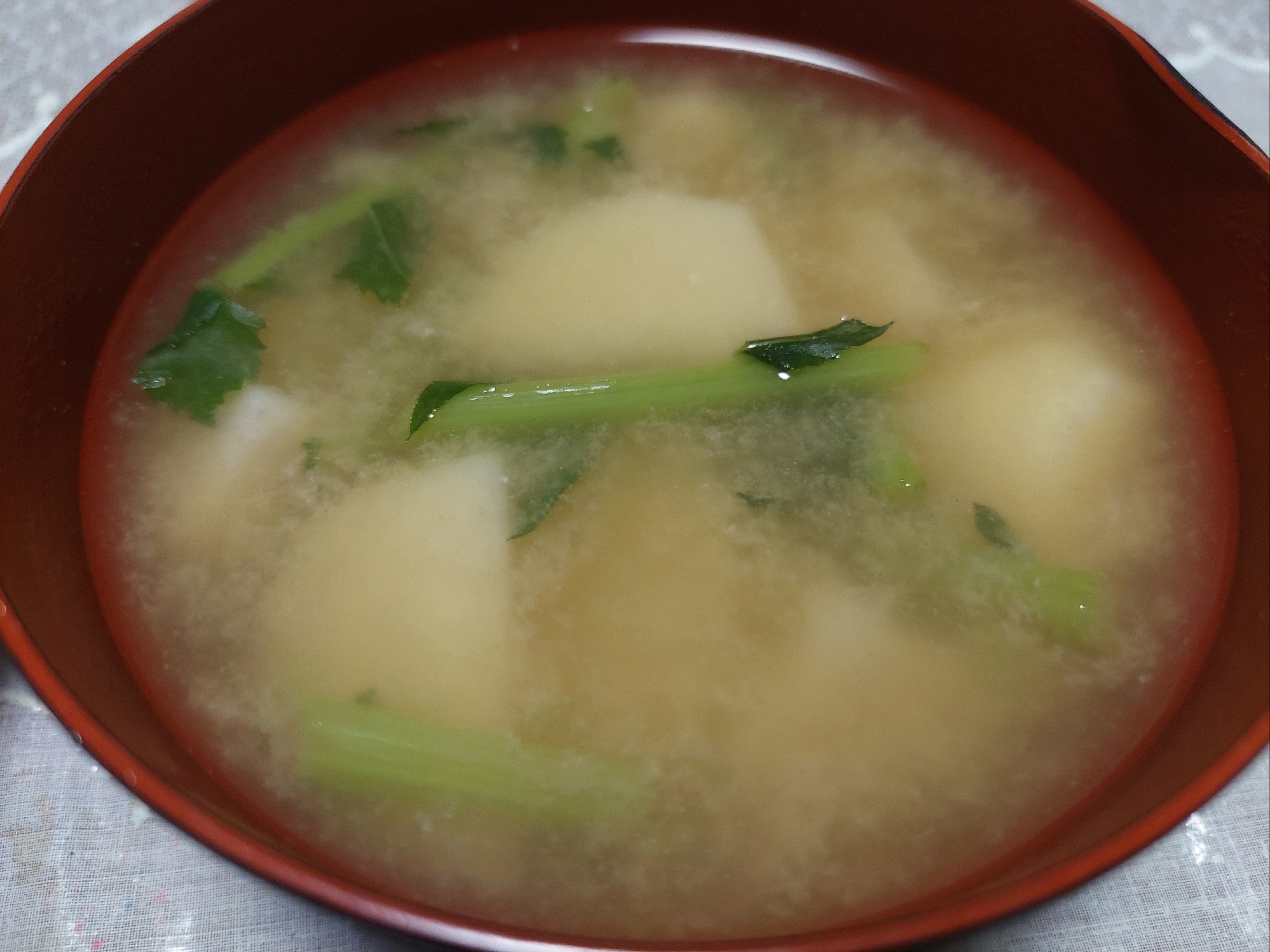 じゃがいもと大根の葉っぱの味噌汁