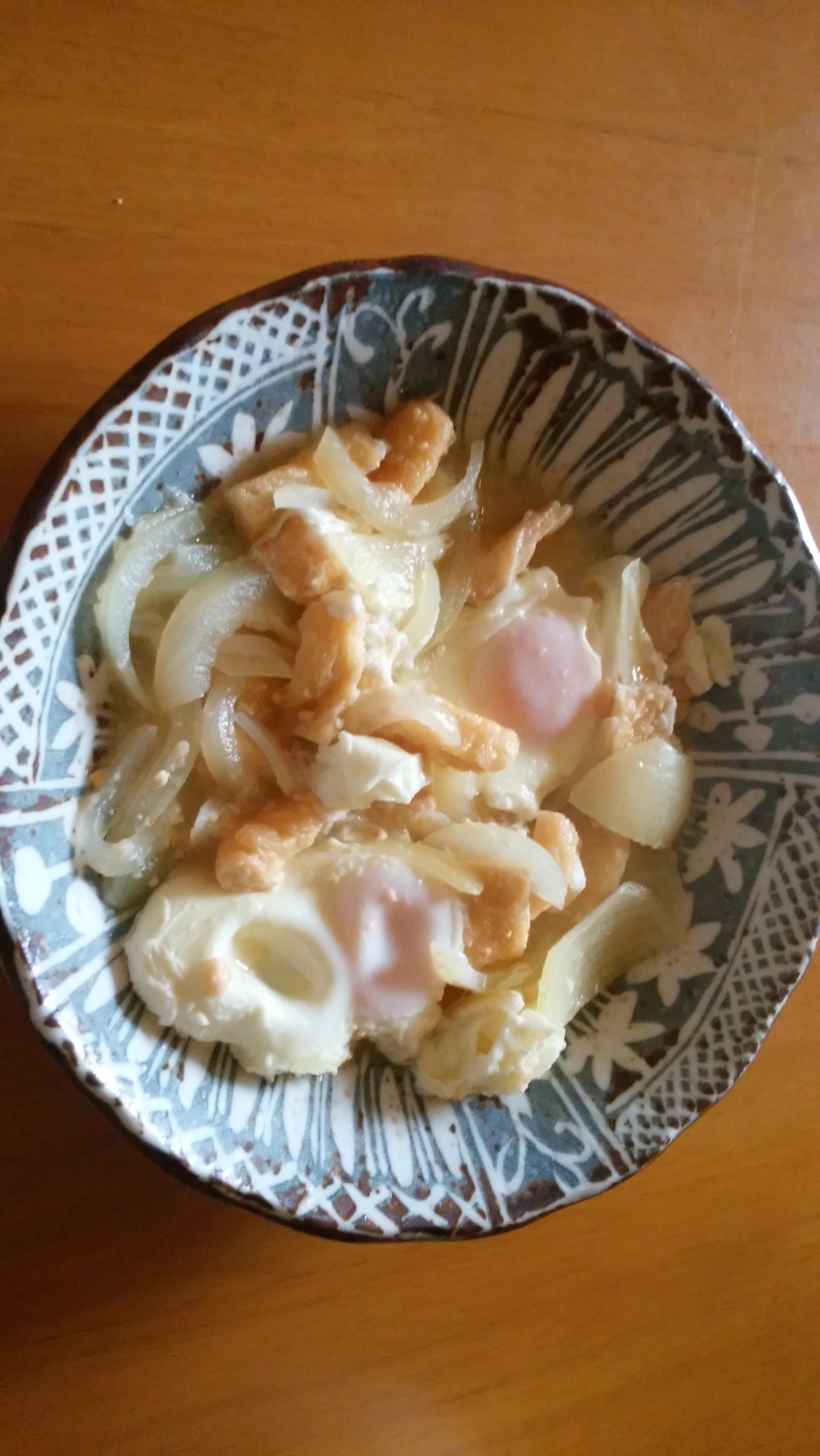 玉ねぎ・薄あげ・落とし卵の味噌煮