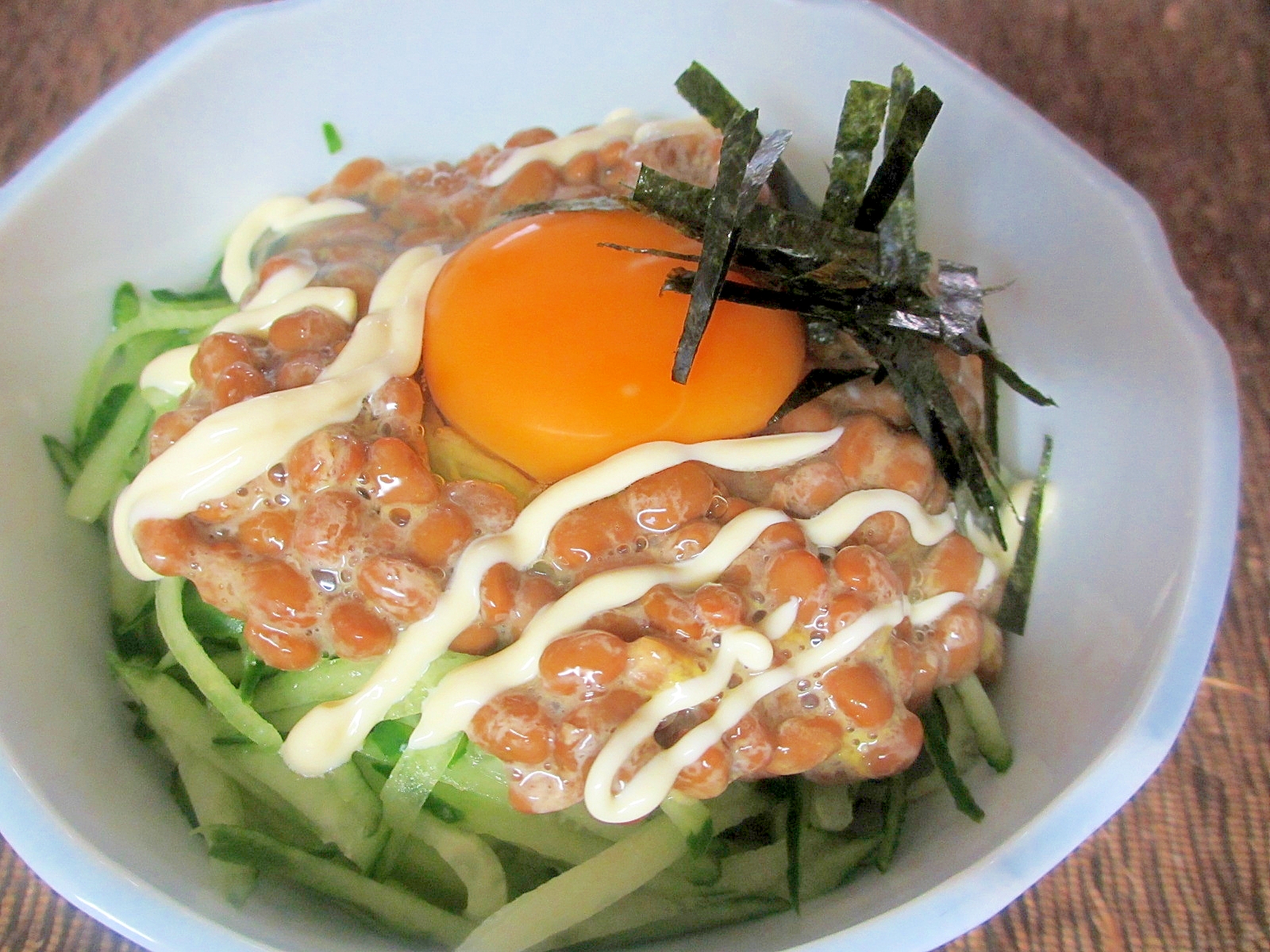納豆とキュウリの卵マヨ丼