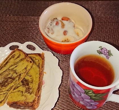 デニッシュパンとホットヨーグルトと紅茶の朝食