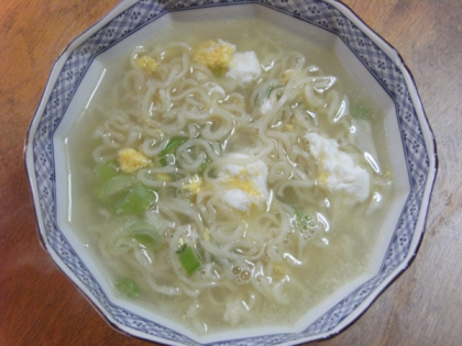 塩ラーメンで作った♪麺を茹で過ぎないように注意したし、美味しく出来た↑↑↑が、卵はダイレクトに入れた（笑）❤・・❤忙しい師走を乗り切ろうネ♪ご馳走様でした！