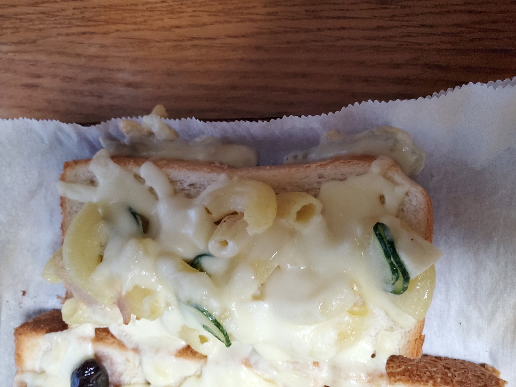マカロニサラダのチーズパン