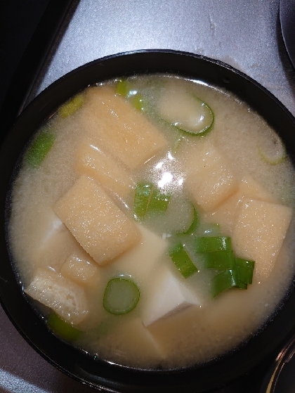 大根の葉と油揚げと豆腐の味噌汁