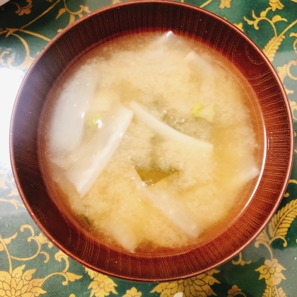 白味噌で☆豆腐と大根とわかめとネギのお味噌汁