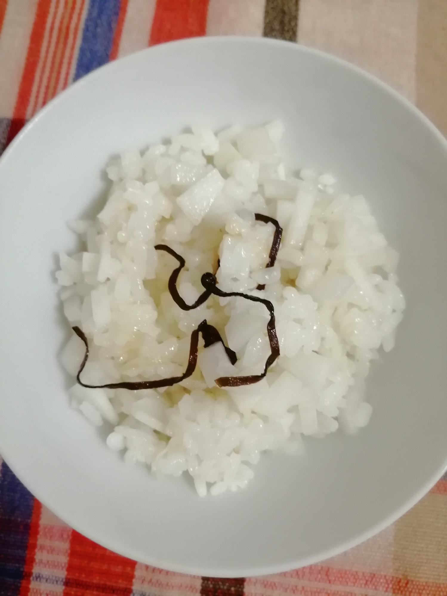 塩昆布とごまと大根(大根でかさ増し)の混ぜご飯