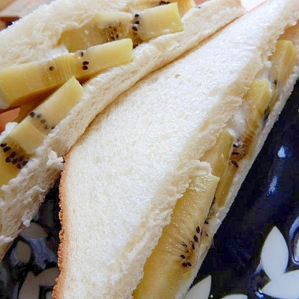 カットまで5分!?ゴールドキウイで❤サンドイッチ♪