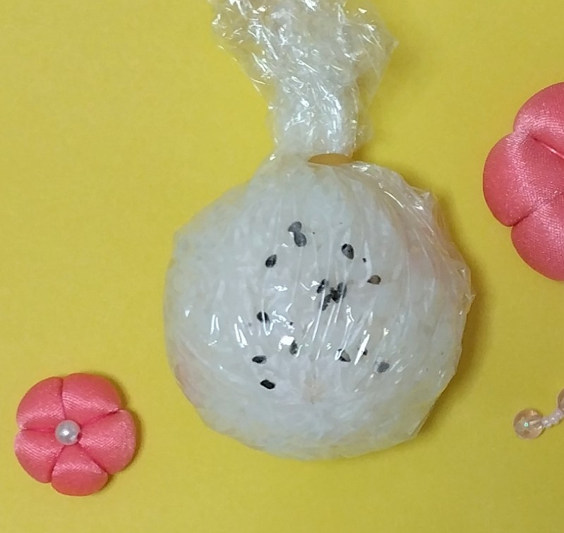 小さいおにぎり⭕卵の黄身で目玉にぎり✨♪カンタン♬