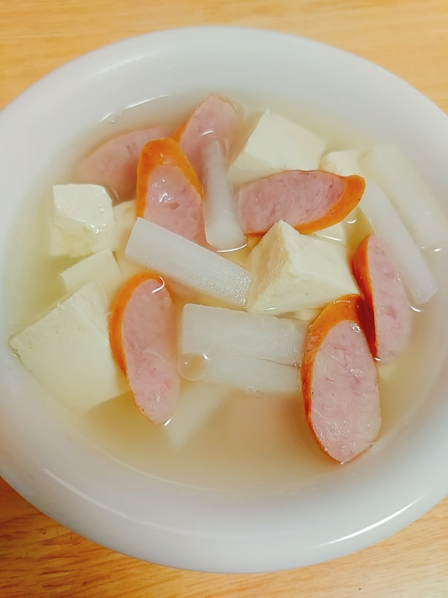 鶏ガラスープの素で☆大根　ウインナー　豆腐のスープ