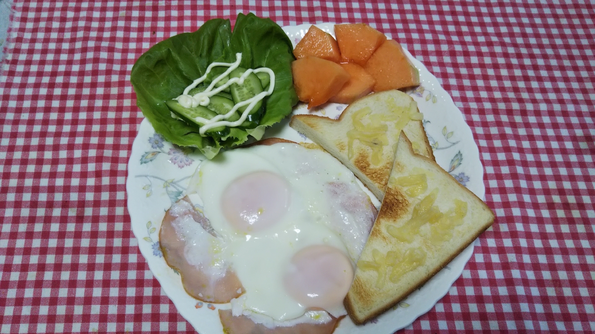 ハムエッグとチーズトーストと野菜サラダとメロン☆