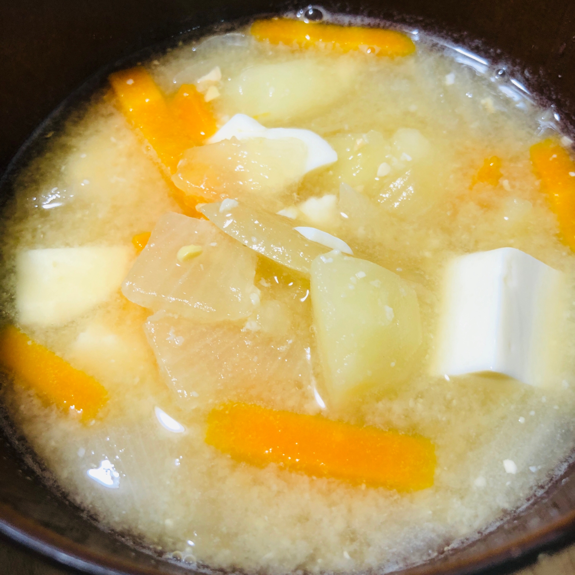 玉ねぎにんじんじゃがいもお豆腐のお味噌汁 レシピ 作り方 By ろーるけーき 楽天レシピ