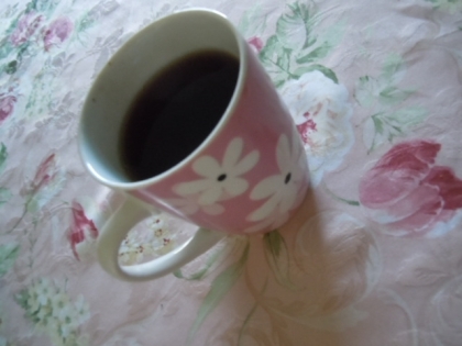 私は勢いつけて上から濃く煮出したお茶をだばばーって煎れて。
更に攪拌を狙うおかわり君が多いよ（笑）
でも結局生姜新たに入れるので同じなのよね＾＾；
ゴチです❤❤