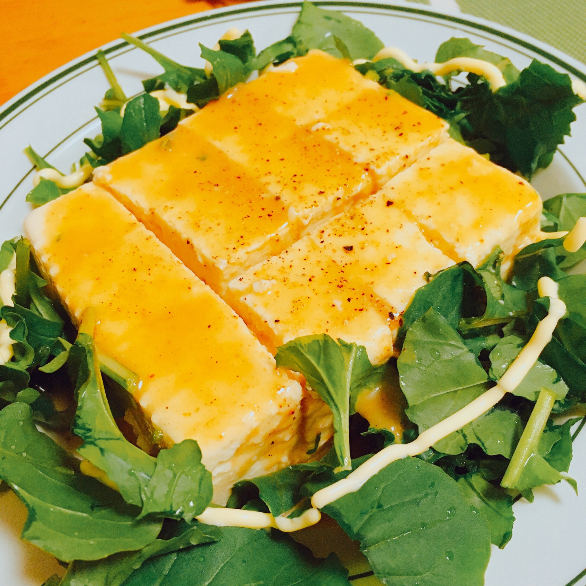 豆腐とルッコラのゴマドレッシングサラダ