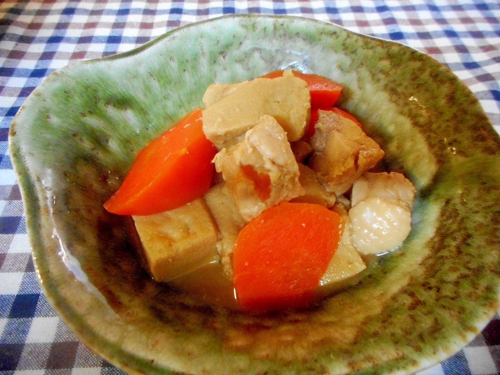 鶏肉と高野豆腐とにんじんの煮物