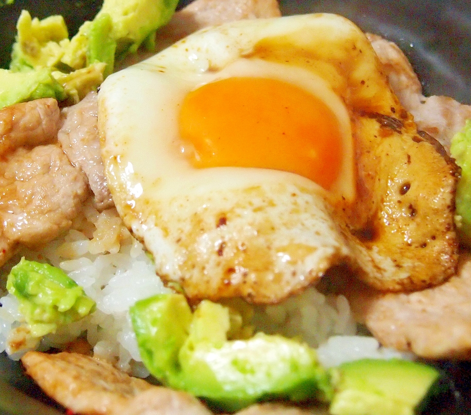 うま塩】豚とアボカドの目玉焼き丼 レシピ・作り方 by まるっとまる