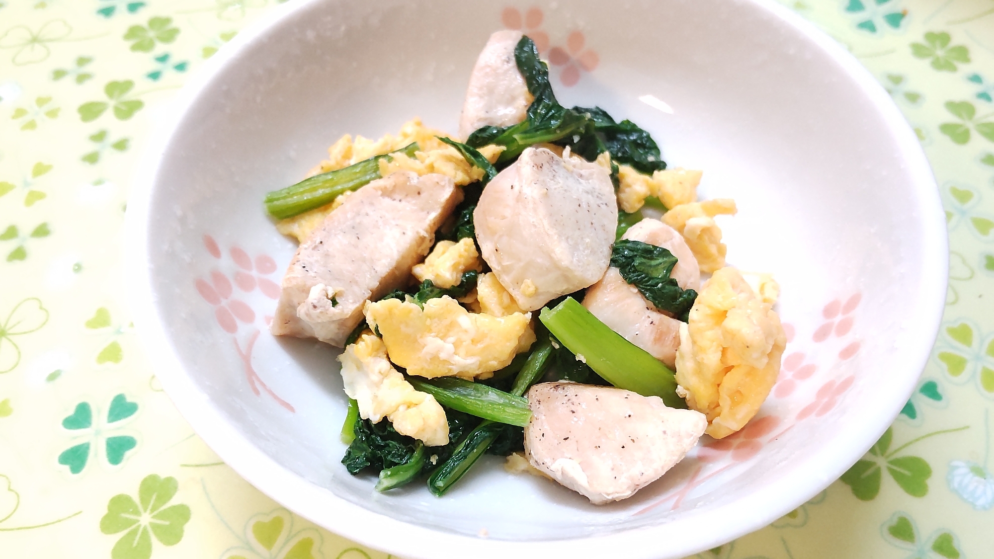 鶏むね肉と小松菜の卵炒め