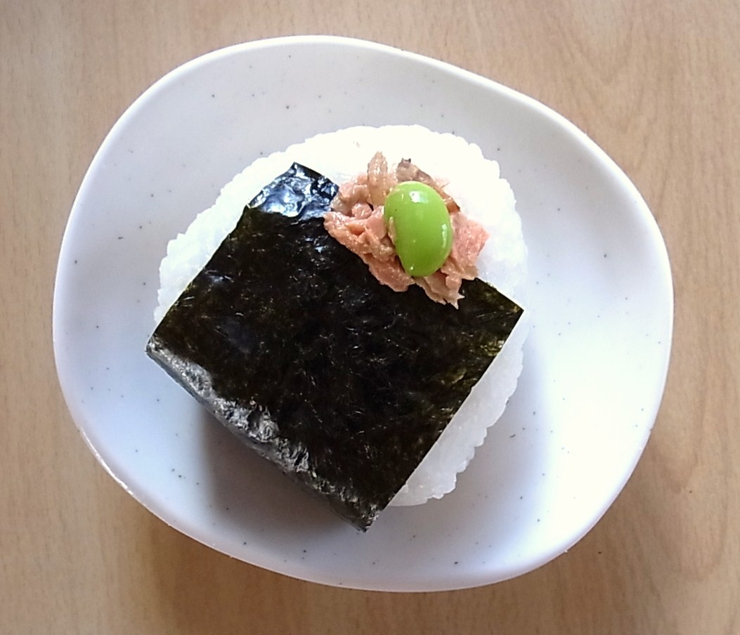 北海道　鮭と枝豆のおにぎり