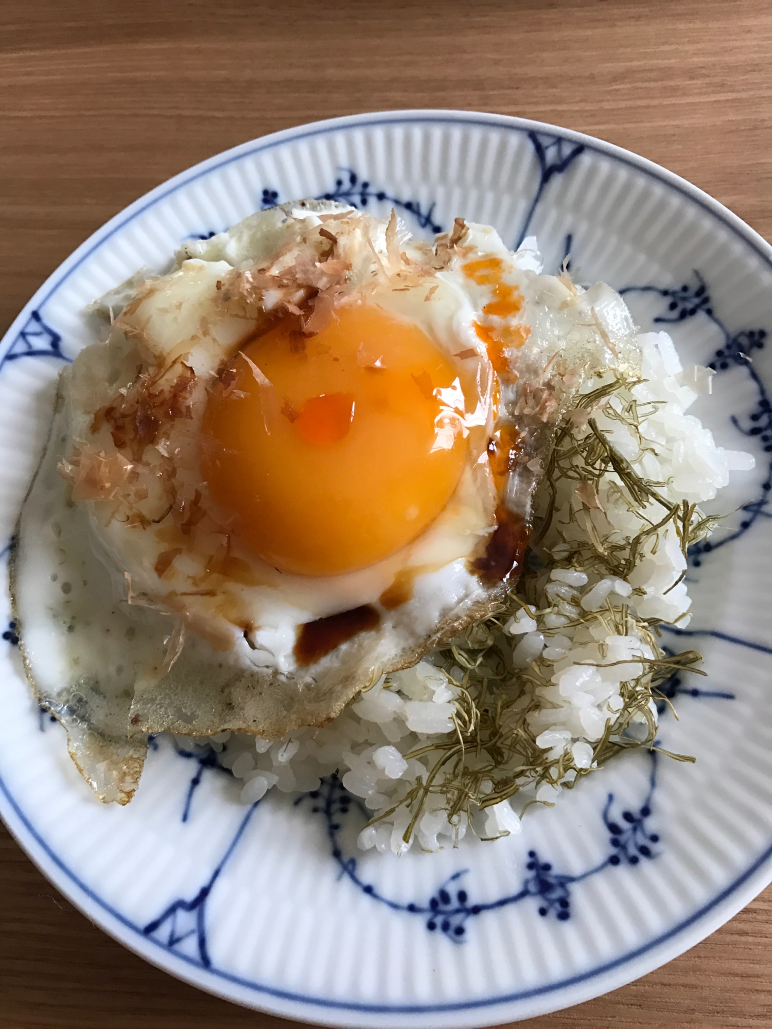 納豆昆布ごはんの目玉焼きのっけ