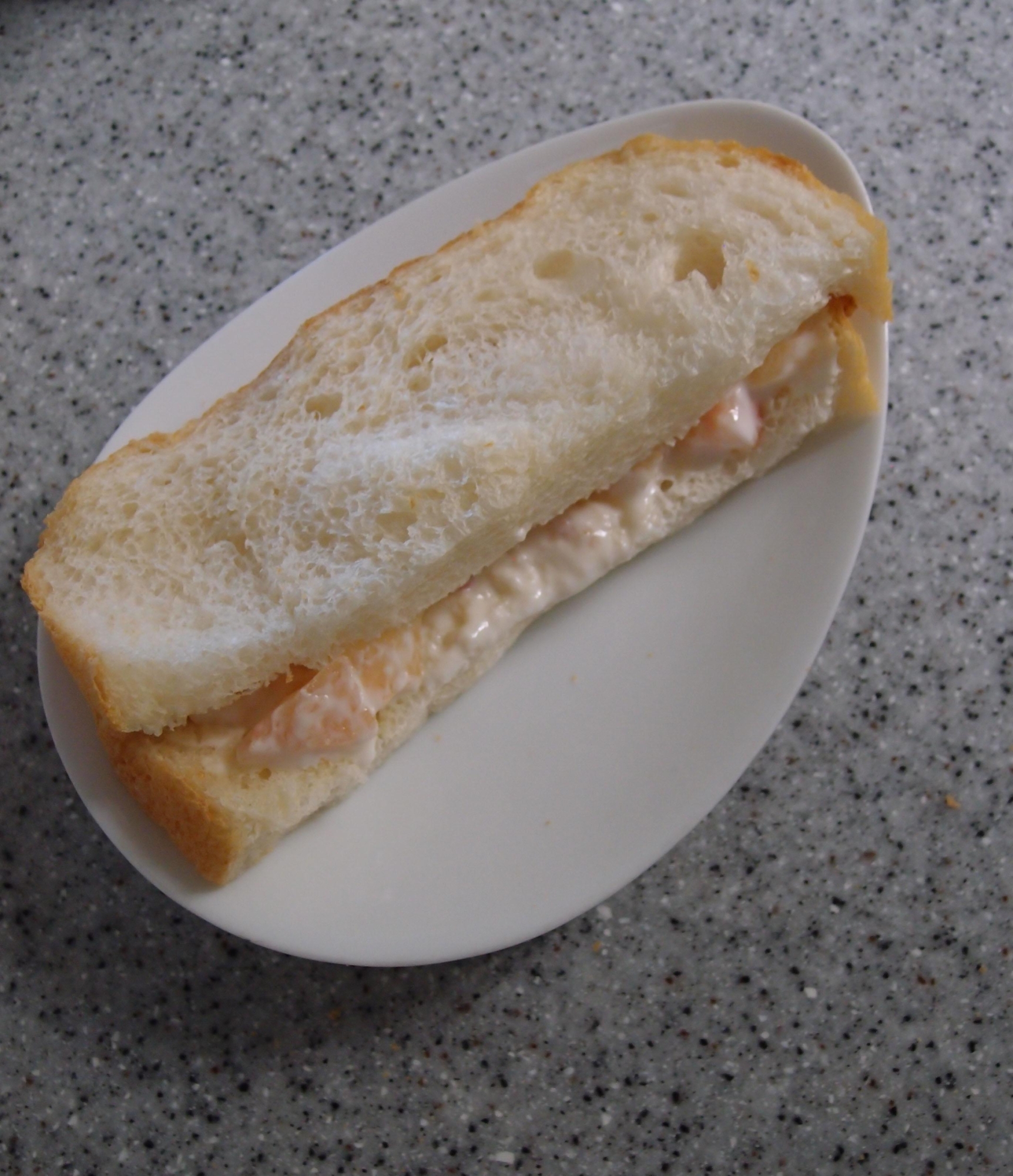 桃と生クリームのサンドイッチ