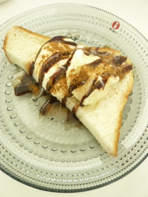 バニラアイス×チョコシロップのスイーツトースト